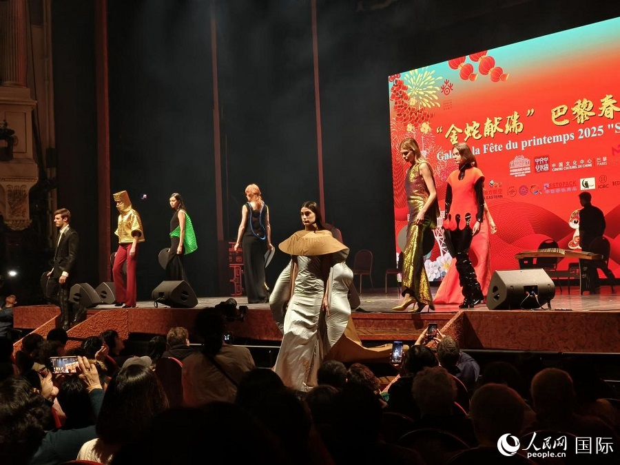 “金蛇獻(xiàn)瑞”巴黎春節(jié)聯(lián)歡晚會(huì)現(xiàn)場(chǎng)。人民網(wǎng)記者 尚凱元攝
