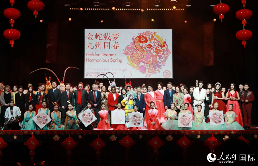 2025年全英中國(guó)留學(xué)生春節(jié)聯(lián)歡晚會(huì)演職人員和嘉賓合影。楊浩鵬攝