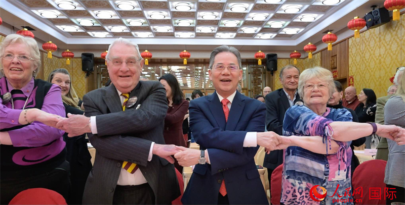 鄭澤光大使與來賓親密互動。楊浩鵬攝